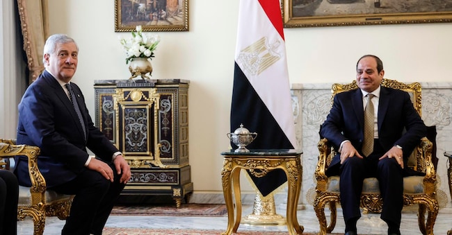 Il ministro degli Affari esteri italiano, Antonio Tajani, durante l'incontro con il presidente egiziano Abdel Fattah Al-Sisi in occasione della sua missione in Egitto, al Cairo. (ANSA/GIUSEPPE LAMI)