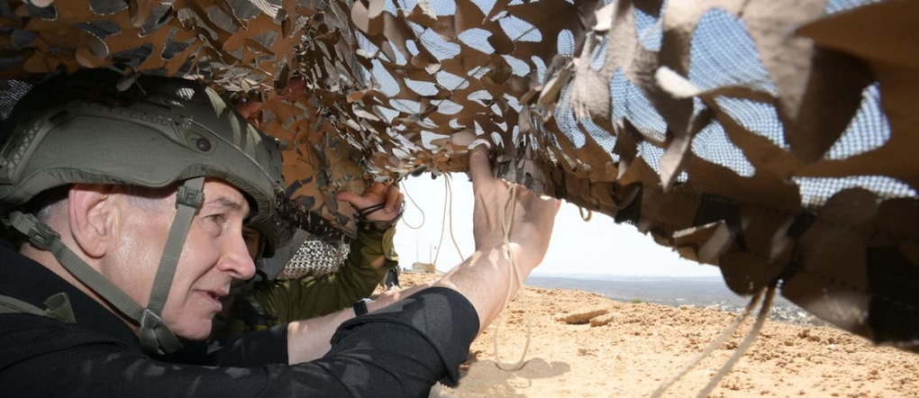 Una foto fornita dall’Ufficio Stampa del Primo Ministro israeliano mostra Benjamin Netanyahu in visita a una postazione delle Forze di Difesa Israeliane (IDF) vicino alla “Linea Gialla”, all’interno della Striscia di Gaza, il 2 settembre 2026. ANSA/Ufficio stampa del primo ministro israeliano  ANSA