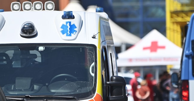 PORTO ATTRACCATA LA NAVE LIFE SUPPORT DI EMERGENCY CON A BORDO 48 MIGRANTI E 7 CADAVERI AMBULANZA TENDA CROCE ROSSA ITALIANA LA NAVE LIFE SUPPORT DI EMERGENCY ATTRACCATA AL PORTO CON 48 MIGRANTI E 7 CADAVERI 7146