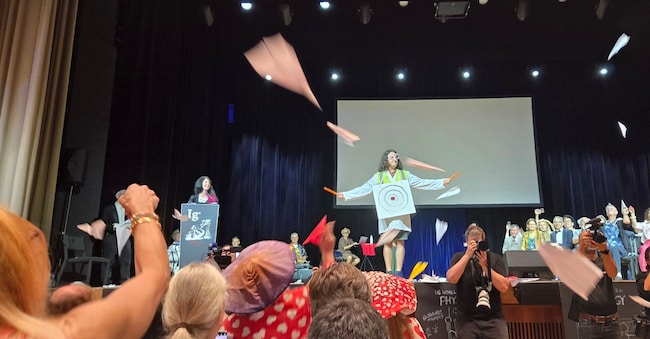 Gli Ig Nobel a Zurigo, con il tradizionale lancio di aeroplanini di carta