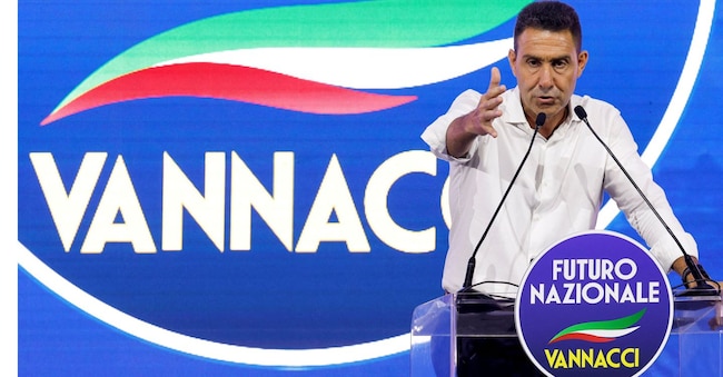 L'ex generale italiano Roberto Vannacci tiene il suo discorso al termine dell'assemblea nazionale del suo partito di estrema destra Futuro Nazionale, a Roma, Italia, il 14 giugno 2026. REUTERS/Remo Casilli/Foto d'archivio REUTERS