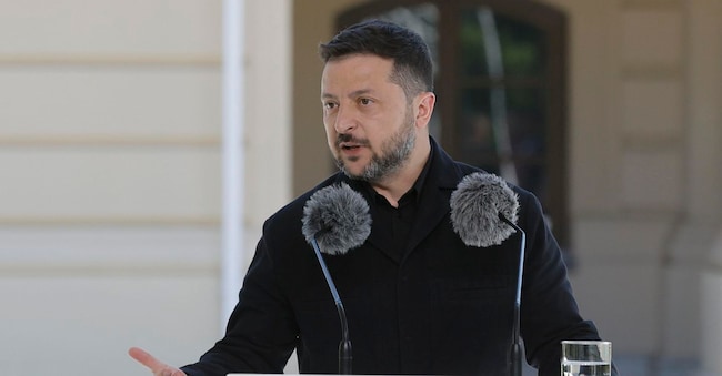 Il presidente ucraino Volodymyr Zelensky interviene durante una conferenza stampa congiunta con il presidente dell’Estonia Alar Karis (non presente nella foto) al Palazzo Mariinsky di Kiev, in Ucraina, il 25 agosto 2026, mentre è in corso l’invasione russa. Karis è arrivato in Ucraina il 24 agosto 2026 per partecipare al vertice della «Coalizione dei Volenterosi» e alle celebrazioni per la Festa dell’Indipendenza dell’Ucraina. EPA/SERGEY DOLZHENKO EPA