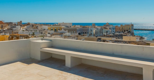 Dalla terrazza di Palazzo Venneri Llyoid si abbraccia con lo sguardo tutta Gallipoli.