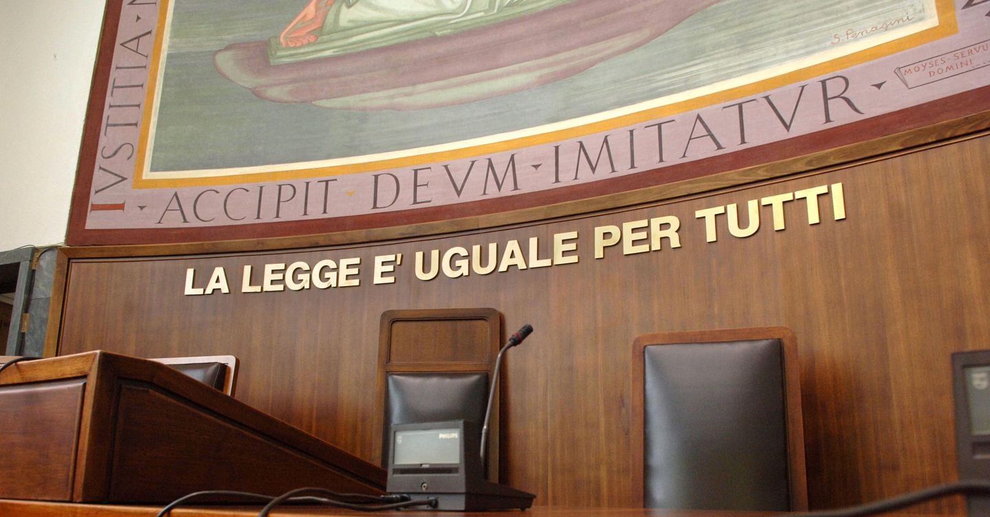 PALAZZO DI GIUSTIZIA
 TRIBUNALE MILANO
 AULA
 LA LEGGE E'UGUALE PER TUTTI