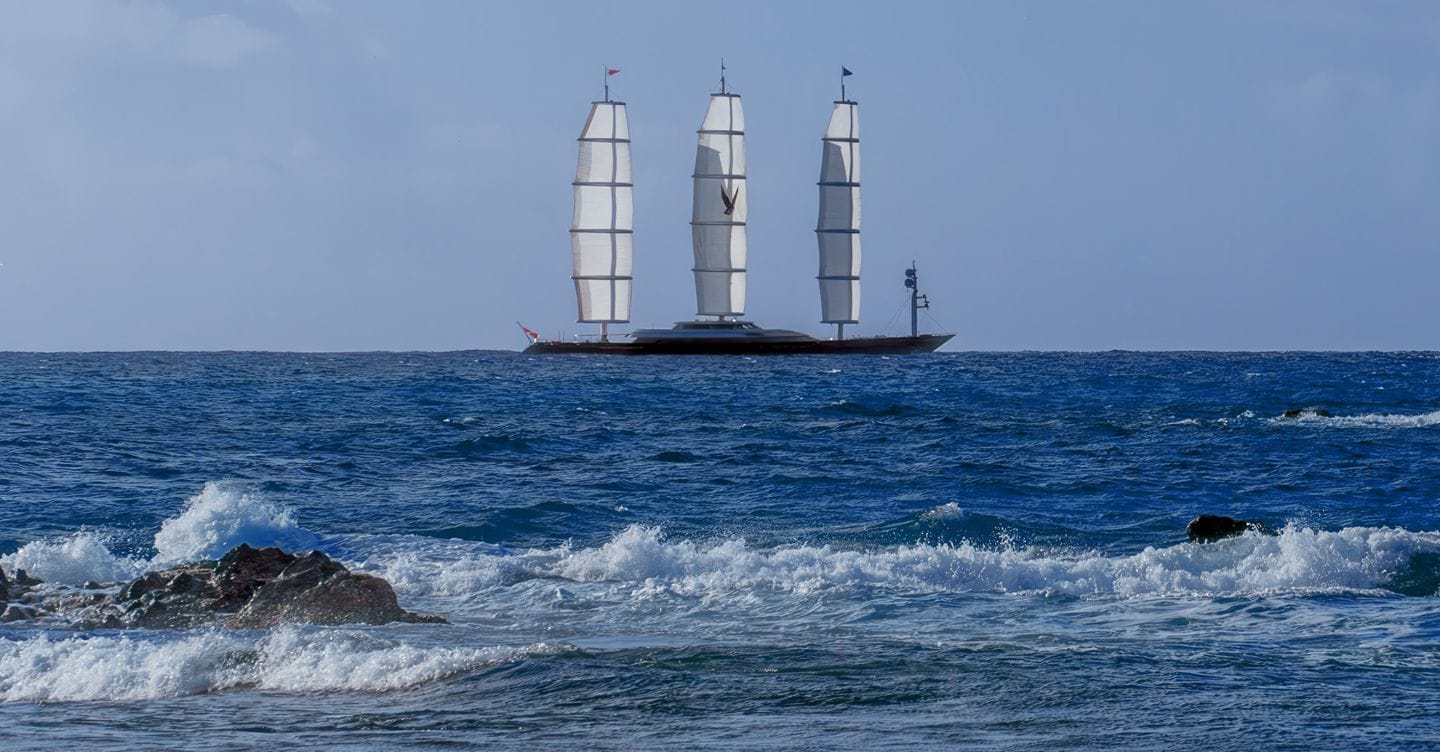 Il vento fischia forte tra le sartie: la stagione delle regate in Costa Smeralda