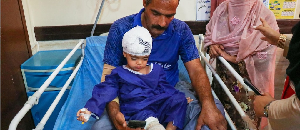 Un uomo è seduto accanto a un bambino ferito in seguito a un attacco contro un’abitazione in cui si stava celebrando un matrimonio a Kuhestak, nel sud dell’Iran, in un ospedale di Menab, in Iran, nelle prime ore di mercoledì 2 settembre 2026. (Razieh Poudat/ISNA via AP) Associated Press / LaPresse Solo Italia e Spagna APN