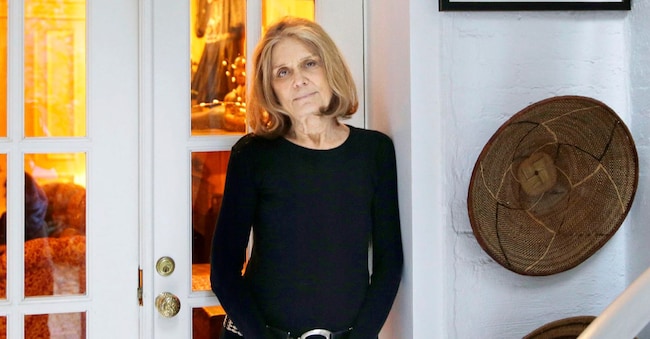 Gloria Steinem posa per una foto nella sua casa di New York il 19 ottobre 2015. (AP Photo/Seth Wenig, File) APN