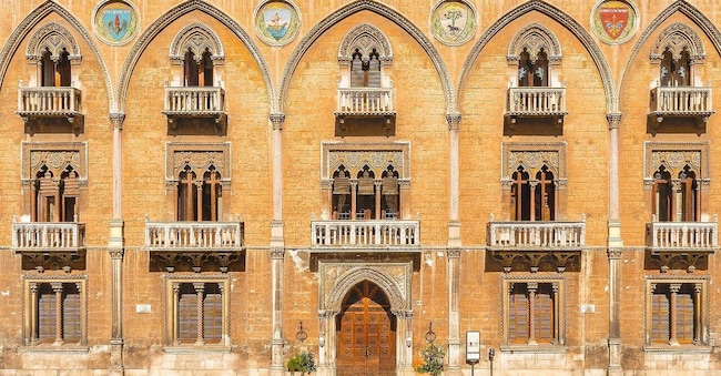 La facciata ad arcate ogivali di Palazzo Fizzarotti a Bari
