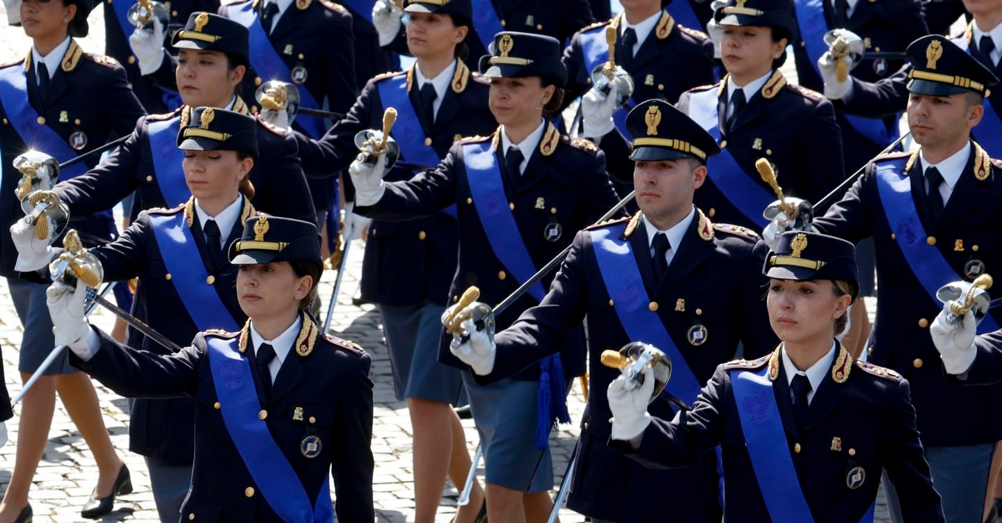 Va ammessa in Polizia la donna con tatuaggio visibile se indossa la gonna Va ammessa in Polizia la donna con tatuaggio visibile se indossa la gonna