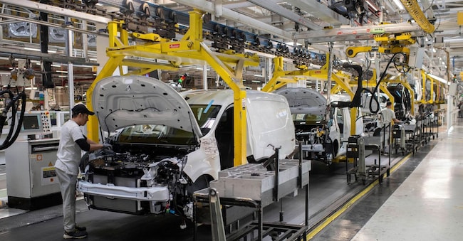 Auto posizionate su una linea di produzione all’interno di uno stabilimento Renault alle porte di Tangeri, in Marocco. Negli ultimi quindici anni il Marocco è diventato una potenza nella produzione automobilistica, posizionandosi strategicamente tra Oriente e Occidente in un momento in cui l’industria automobilistica sta passando ai veicoli elettrici.  (Foto AP)