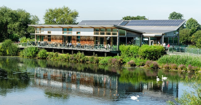 Turismo ecosostenibile - Attenborough Nature Centre presso la Riserva Naturale di Attenborough a Nottingham, Regno Unito (Alamy Stock Photo)