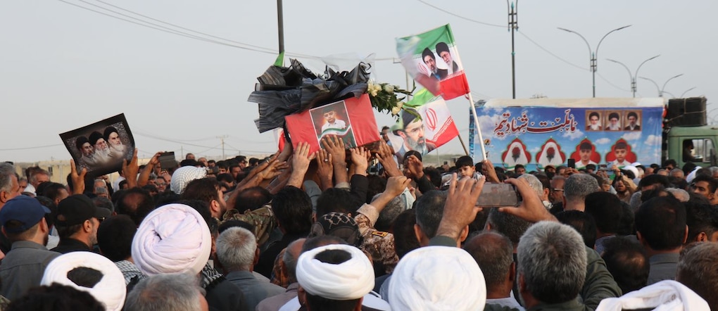I funerali delle persone presenti a un matrimonio e colpite da un raid Usa nel Sud dell’Iran (Razieh Poudat/ISNA via AP) APN