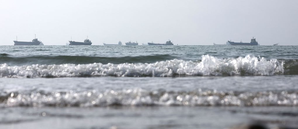 Navi nello Stretto di Hormuz nei pressi della spiaggia di Bandar Abbas, in Iran (REUTERS)