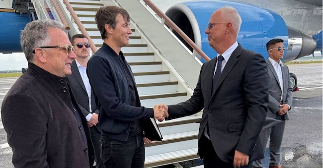 L'inviato presidenziale russo Kirill Dmitriev accoglie i rappresentanti speciali statunitensi Jared Kushner e Steve Witkoff al loro arrivo all'aeroporto internazionale di Vnukovo a Mosca (REUTERS)