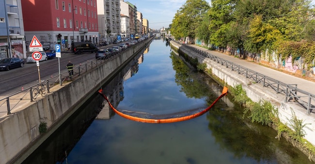 Fascia di contenimento dei Vigili del Fuoco in Via Ludovico Il Moro. Sversamento Olii esausti nel Naviglio Grande e in Darsena. Sabato 5 settembre 2026. Milano, Italia. (foto Stefano Porta / LaPresse) LAPRESSE
