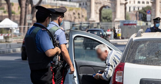 Carabinieri effettuano un posto di blocco prima del Ferragosto 2020 davanti l'Arco di Costantino, Roma. ANSA/MASSIMO PERCOSSI ANSA