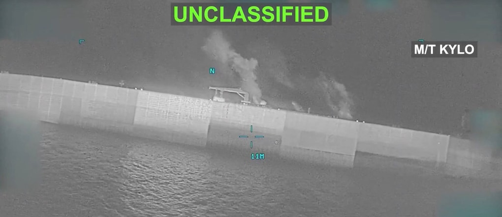 In questo video  si vedono fiamme e fumo che si levano da quella che, secondo il Comando Centrale degli Stati Uniti (CENTCOM), sarebbe la petroliera M/T Kylo in una zona indicata come il Golfo di Oman, durante gli attacchi alle petroliere iraniane (REUTERS)