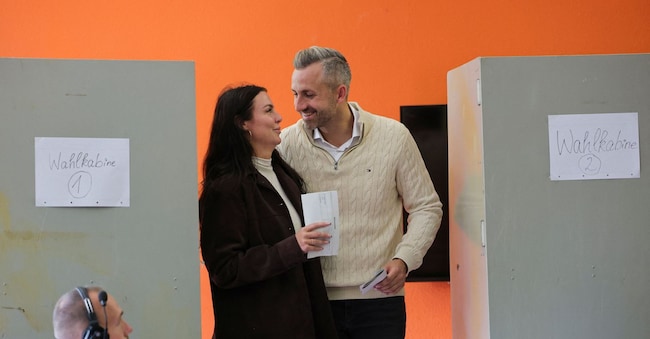 Il candidato di punta del partito di Afd, Ulrich Siegmund, e sua moglie Julia, escono dalle cabine elettorali dopo aver votato alle elezioni in Sassonia-Anhalt (REUTERS) REUTERS