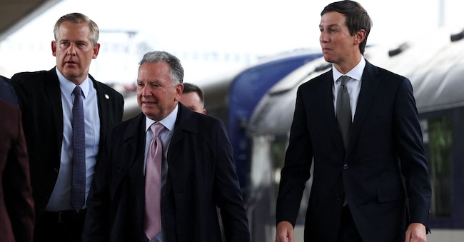 I rappresentanti speciali statunitensi Steve Witkoff e Jared Kushner arrivano in una stazione ferroviaria a Kiev REUTERS