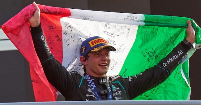 Andrea Kimi Antonelli festeggia dal podio la sua vittoria a Monza, primo italiano dopo 60 anni. (AP Photo/Luca Bruno) Associate Press/ LaPresse Only Italy and Spain APS