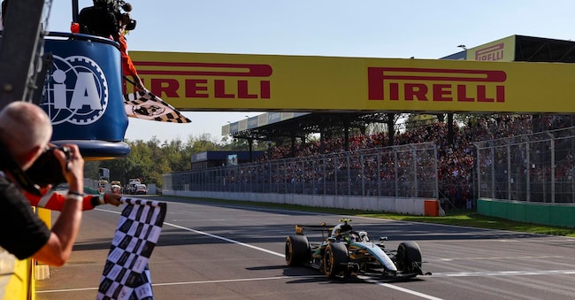 Il pilota italiano della Mercedes, Andrea Kimi Antonelli, taglia il traguardo vincendo il Gran Premio d’Italia di Formula 1 a Monza, 6 settembre 2026. EPA/ANNA SZILAGYI / POOL EPA