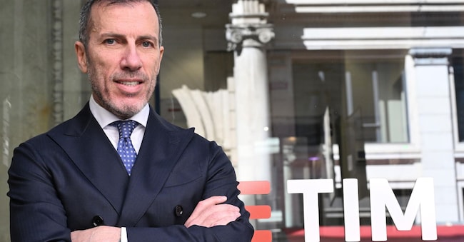 L'amministratore delegato di TIM, Pietro Labriola, nella sede della società per a riunione al cui ordine del giorno c'è l'assegnazione delle deleghe per la presidenza e all'ad, Milano, 24 aprile 2024. ANSA/DANIEL DAL ZENNARO ANSA