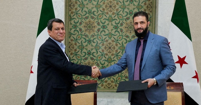 Ahmed al-Sharaa (destra) e  Mazloum Abdi (Reuters)