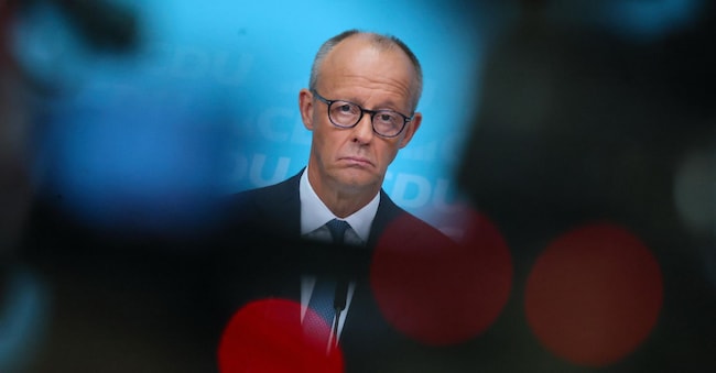 epa13219624 Il cancelliere tedesco e presidente dell’Unione Cristiano-Democratica (CDU) Friedrich Merz tiene una conferenza stampa al termine di una riunione della direzione della CDU a Berlino, in Germania, il 7 settembre 2026, all’indomani delle elezioni regionali in Sassonia-Anhalt, dove il partito di estrema destra Alternativa per la Germania (AfD) ha vinto con ampio margine. EPA/HANNIBAL HANSCHKE EPA