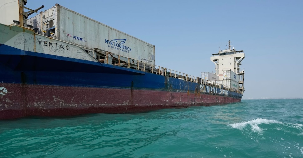 Guerra ultime notizie. Prezzi petrolio in salita dopo ultimi attacchi Usa-Iran. Hormuz, traffico ai minimi