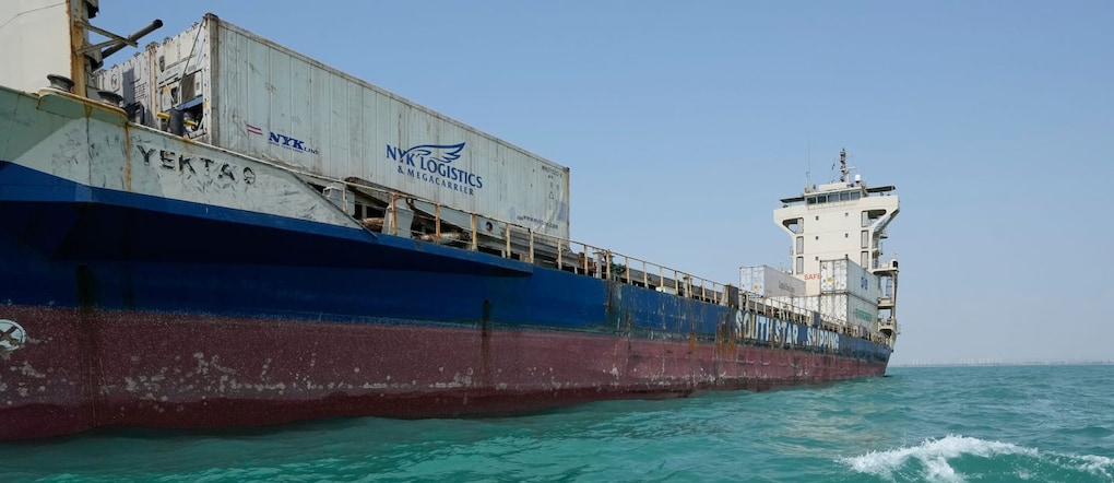 Una nave da carico che trasporta container è ancorata nello Stretto di Homuz al largo di Bandar Abbas, in Iran, domenica 6 settembre 2026. (Foto AP/Vahid Salemi)   APN