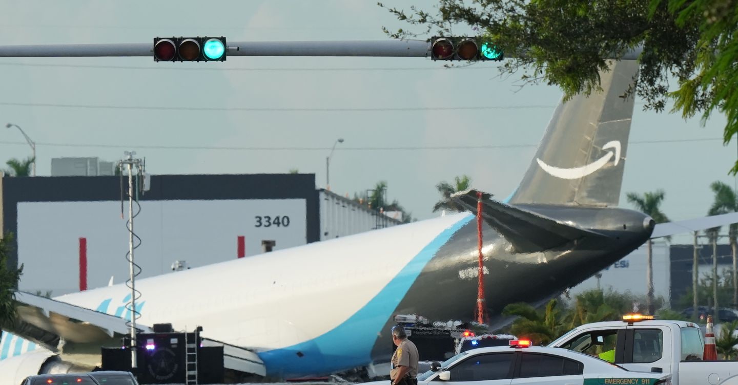 Cargo Amazon fuori pista a Miami, 5 morti e 5 feriti