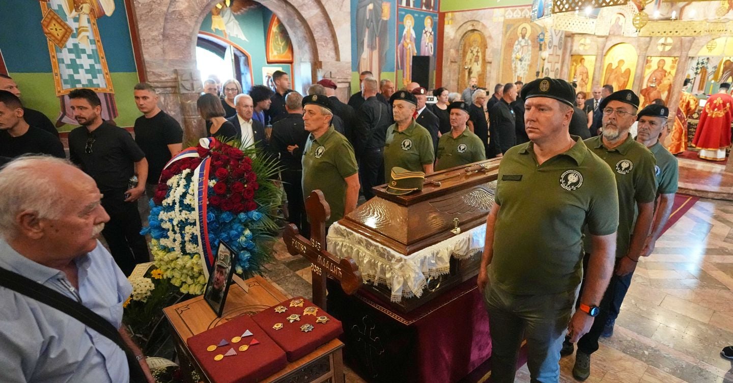 Funerali di Mladic, migliaia di serbi omaggiano il «boia di Srebrenica»
