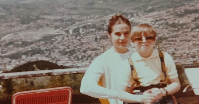 Kanita Focak e il figlio sul Monte Trebevic, sopra Sarajevo, dove si sono tenute le Olimpiadi invernali 1984.