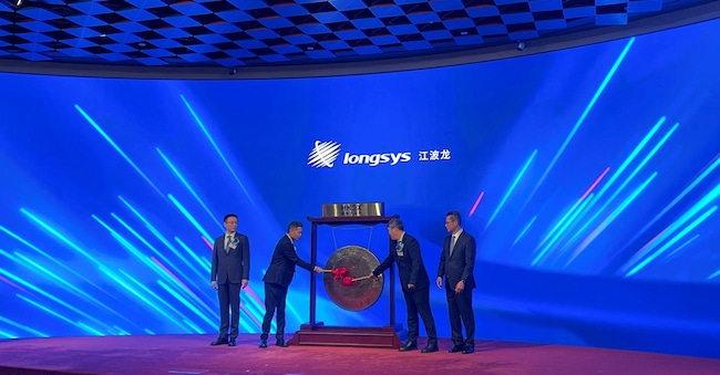 La cerimonia del gong per la quotazione di Shenzhen Longsys Electronics a Hong Kong  REUTERS