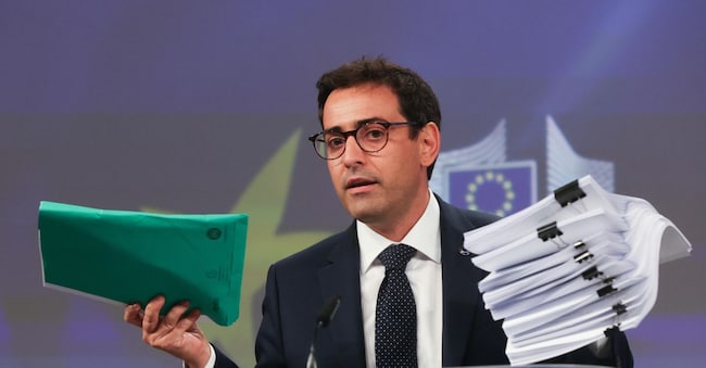 Il vicepresidente esecutivo della Commissione europea Stephane Sejourne mostra una grande pila di documenti da compilare accanto a una pila più piccola che rappresenta le pratiche burocratiche richieste dalle nuove norme proposte, durante una conferenza stampa sulla legge sugli appalti pubblici e sulla legge europea sull’innovazione a Bruxelles, in Belgio, il 9 settembre 2026. EPA/OLIVIER HOSLET EPA/OLIVIER HOSLET