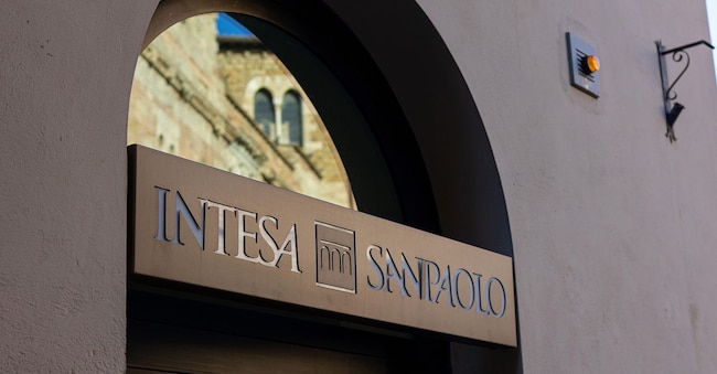 An Intesa San Paolo SpA bank branch in Bevagna, Italy, on Saturday, May 31, 2025. Italy’s government under Giorgia Meloni hasprovenmore fiscally cautious and stable than investors had anticipated. Photographer: Krisztian Bocsi/Bloomberg Bloomberg