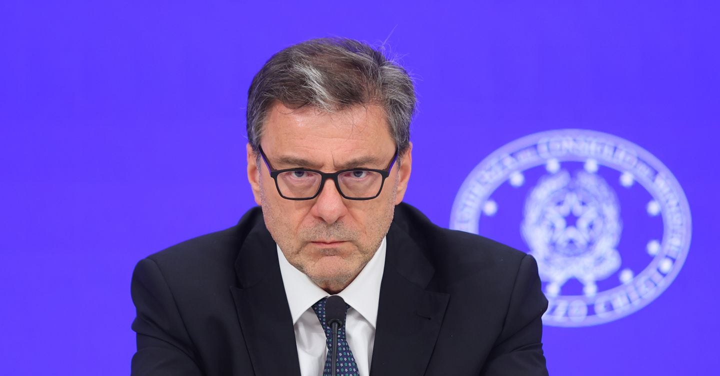 Giorgetti: «In manovra c’è l’opportunità di alzare il limite della flat tax»