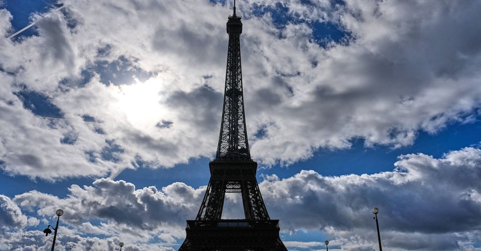 Parigi, le scuse del Baps dopo l’esclusione delle lavoratrici donne dalla Torre Eiffel Parigi, le scuse del Baps dopo l’esclusione delle lavoratrici donne dalla Torre Eiffel