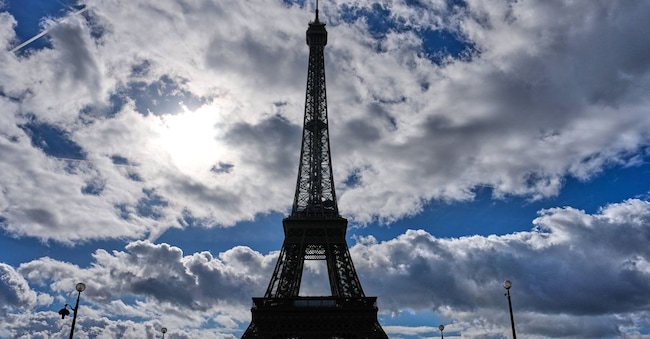 La Torre Eiffel riapre dopo uno sciopero di un giorno indetto a causa delle restrizioni imposte alle donne durante la visita di una delegazione indù, a Parigi, martedì 8 settembre 2026. (Foto AP/Christophe Ena)     Associated Press / LaPresse Solo Italia e Spagna APN