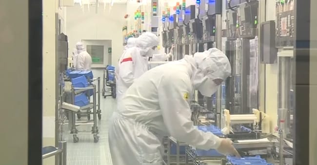 Addetti al lavoro all’interno dello stabilimento StM di Catania