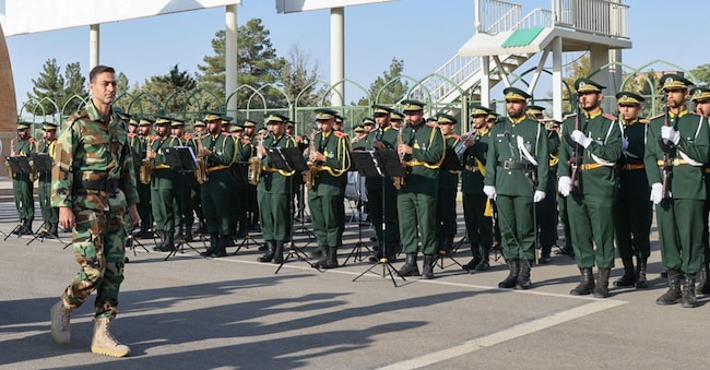 Pasdaran in rassegna a Teheran (Reuters)