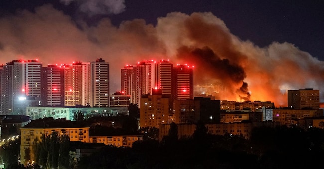 Il fumo si alza sulla città durante un attacco missilistico russo, nel contesto dell'offensiva russa contro l'Ucraina, a Kiev, Ucraina, l'8 settembre 2026.   (REUTERS/Gleb Garanich)