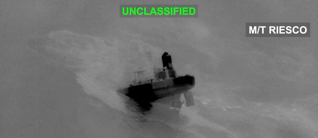 Una petroliera iraniana identificata come M/T Riesco affonda dopo essere stata colpita; secondo il dopo i tentativi di attacco missilistico iraniani contro una nave da guerra della Marina degli Stati Uniti avvenuti negli ultimi due giorni, in una zona indicata come il Golfo di Oman, in questa immagine tratta da un video diffuso l’8 settembre 2026.   Comando Centrale degli Stati Uniti/Materiale fornito tramite REUTERS. Verifica:  - Luogo o data non verificati - La disposizione del ponte, il fumaiolo, la gru e l’esterno della nave corrispondono alle immagini d’archivio dell’imbarcazione - I dati di tracciamento della nave indicavano che la petroliera Riesco si trovava nel Golfo di Oman l’8 settembre - Non è stata trovata alcuna versione precedente pubblicata online prima dell’8 settembre via REUTERS