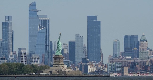 Lo skyline di New York e la Statua della Libertà.  (AP Photo/Matt Rourke)