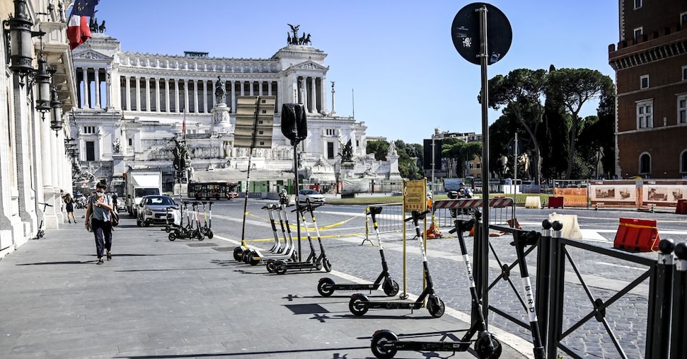 Mobilità condivisa, crollano monopattini e scooter, in crescita car e bike sharing Mobilità condivisa, crollano monopattini e scooter, in crescita car e bike sharing