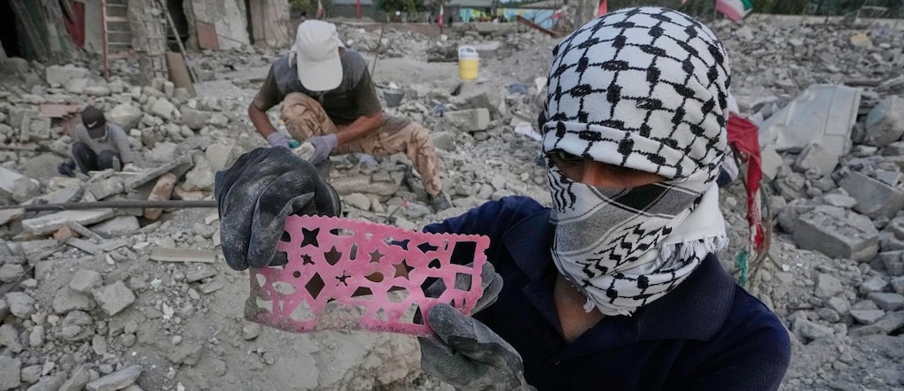 Un volontario mostra uno stampino per disegni realizzato da un bambino, ritrovato durante le ricerche tra le macerie della scuola Shajareh Tayyebeh, colpita il 28 febbraio da un attacco aereo statunitense a Minab, nel sud dell’Iran, lunedì 7 settembre 2026. (Foto AP/Vahid Salemi) APN