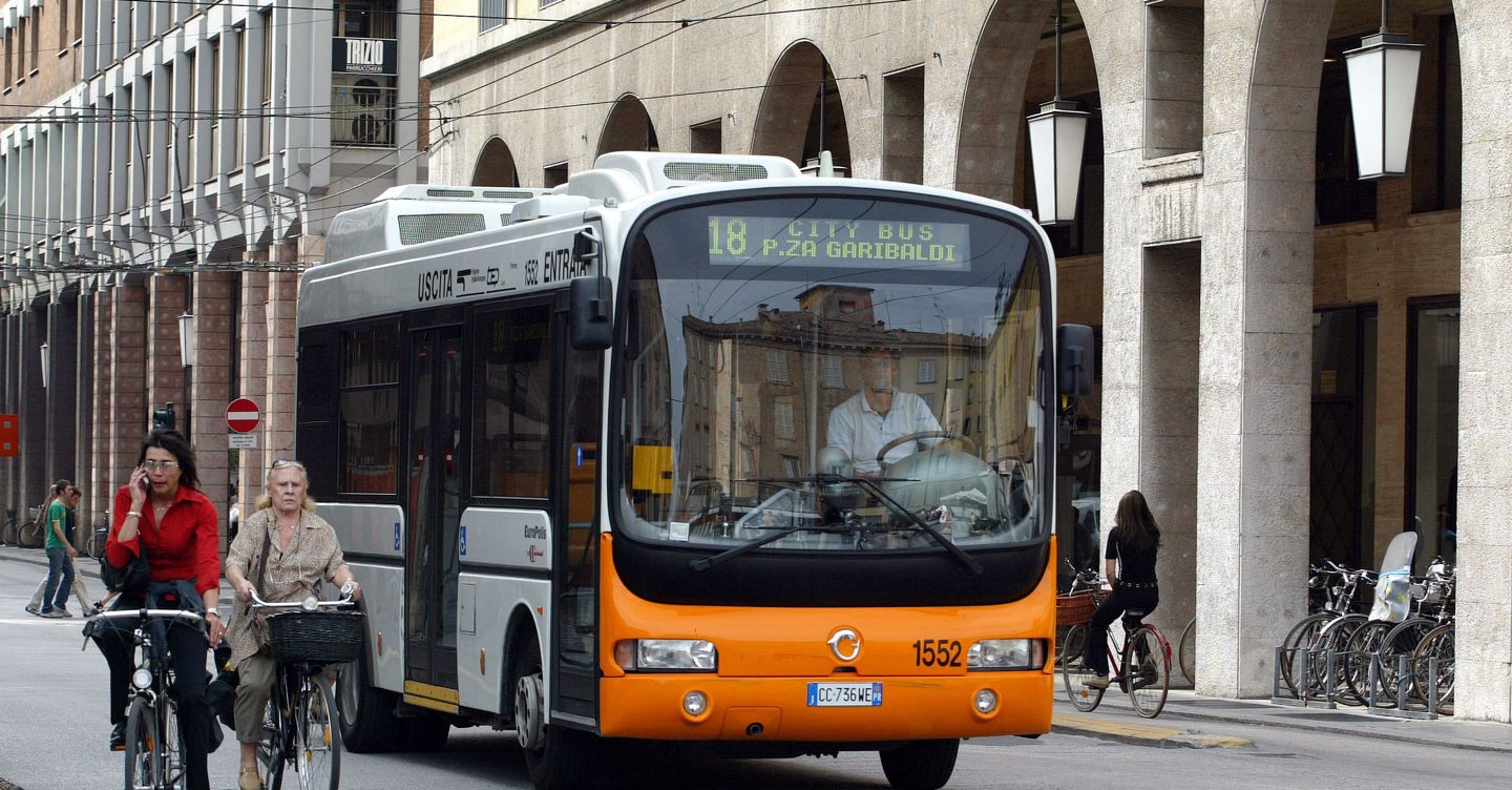 Trasporto pubblico, sempre meno bus a gasolio, aumentano quelli elettrici e ibridi