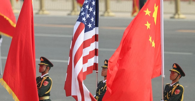 FOTO D'ARCHIVIO: La guardia d'onore dell'Esercito popolare di liberazione cinese (PLA) tiene in mano le bandiere cinese e statunitense, prima della cerimonia di benvenuto in onore del presidente degli Stati Uniti Donald Trump organizzata dal presidente cinese Xi Jinping presso la Grande Sala del Popolo a Pechino, in Cina, il 14 maggio 2026. REUTERS/Maxim Shemetov/Pool/Foto d'archivio REUTERS
