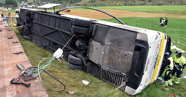 epa13230913 Una foto fornita dalla Polizia cantonale dei Grigioni mostra i soccorritori impegnati nel recupero di un pullman turistico olandese dopo un incidente avvenuto a Susch in Svizzera, il 10 settembre 2026 (pubblicata l'11 settembre 2026). EPA/POLIZIA CANTONALE DEI GRIGIONI - EPA