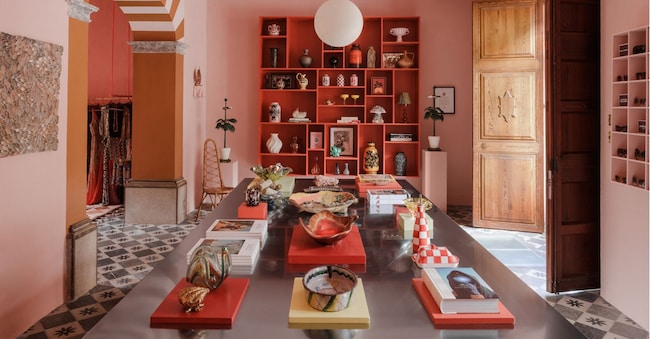 L’ingresso dello store con i pezzi design e un particolare con complementi d’arredo.